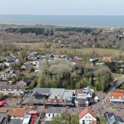 Luchtfoto centrum Renesse met op de achtergrond de Noordzee